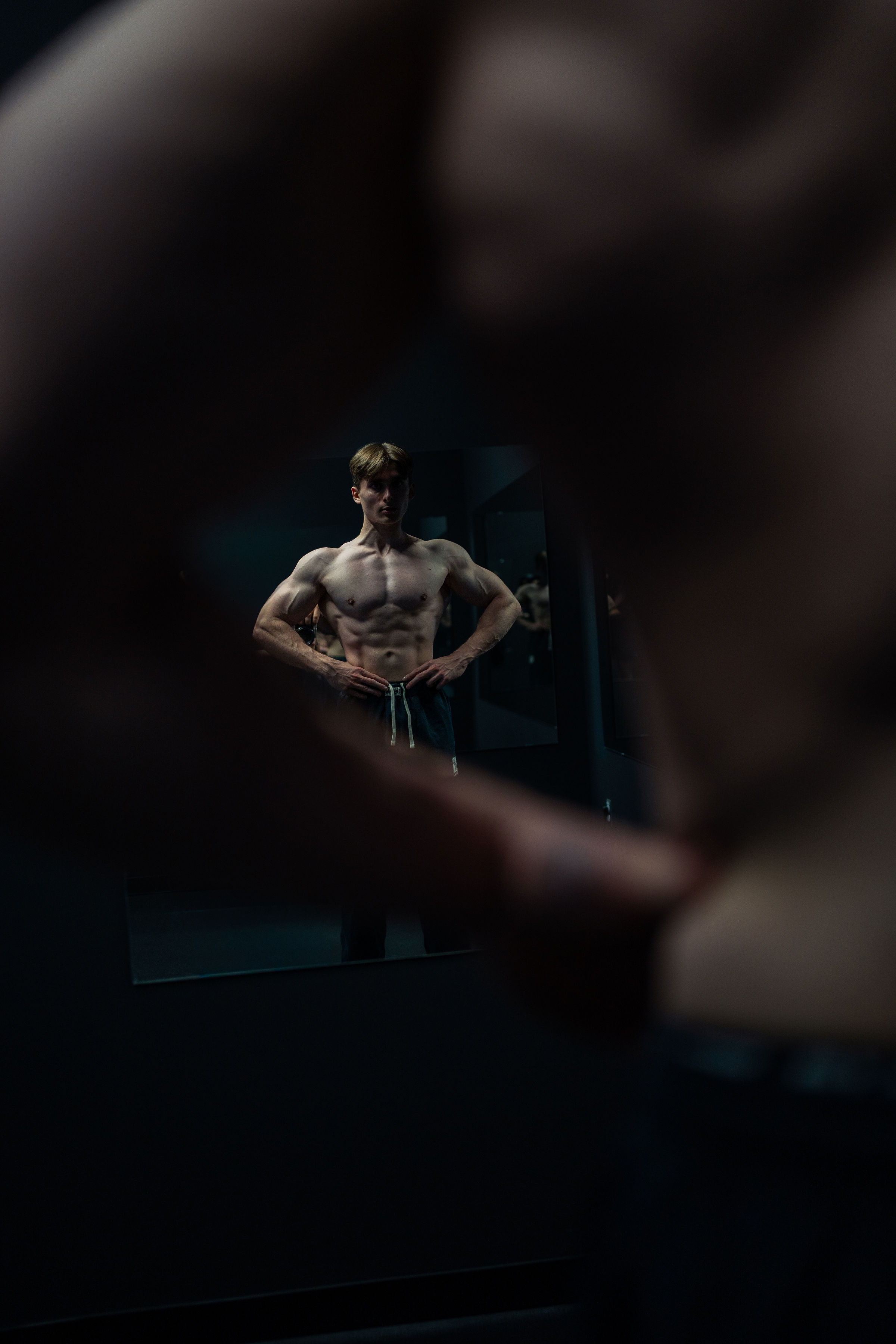 Jeremy Ricard pratiquant le posing devant un miroir
