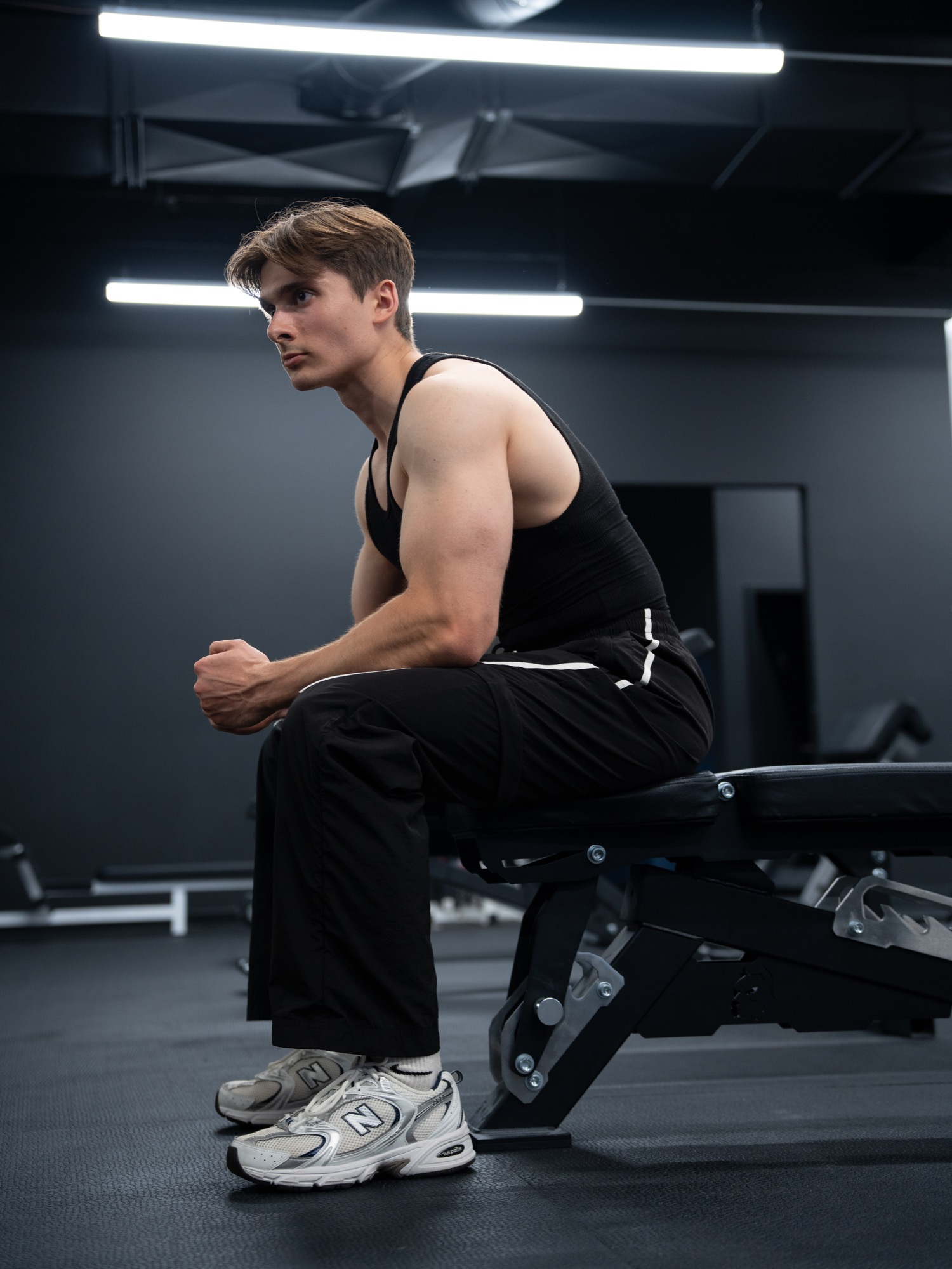 Jeremy Ricard assis sur un banc d’entraînement au gym